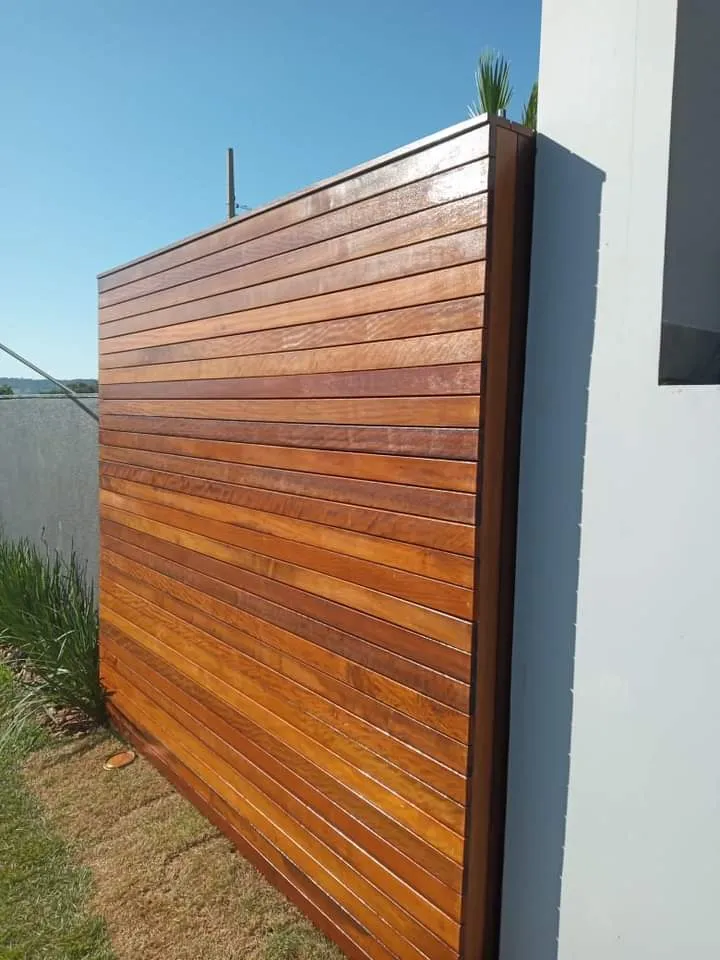 Ambiente com painel decorativo de madeira instalado