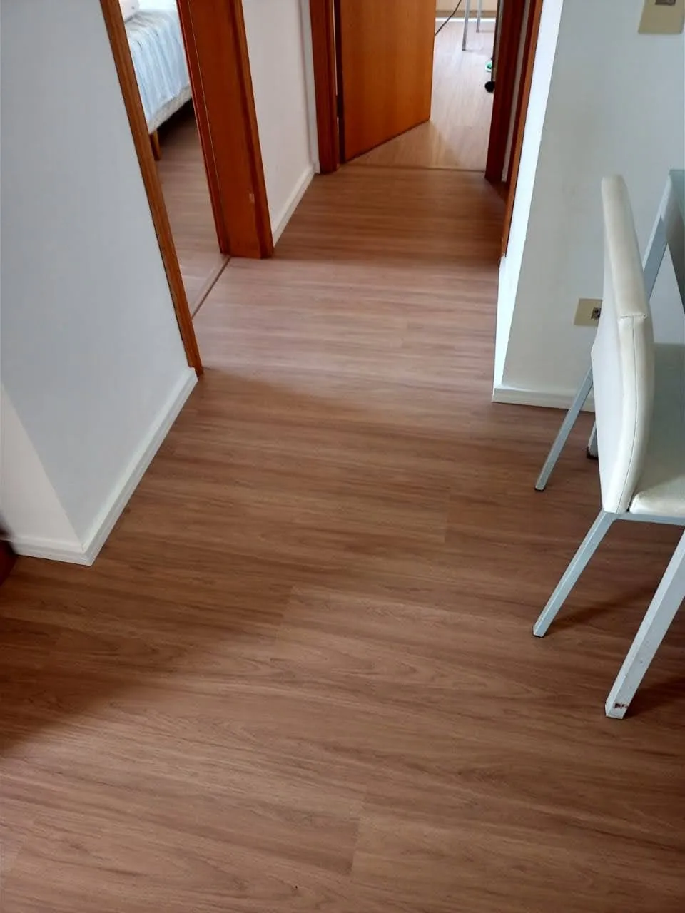 Detalhe das réguas de piso pronto de madeira